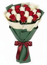 Букет Микс из красных и белых роз в Аргаяше