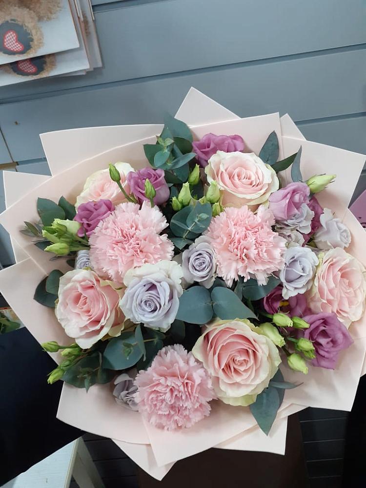 Букет цветов из: Розы, Гвоздики и Лизиантусы в Аргаяше